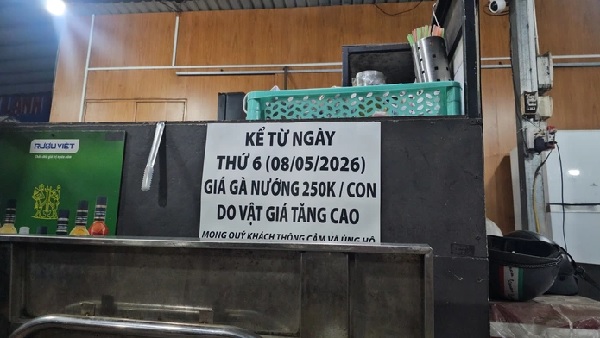 Từ quán cơm văn phòng đến cà phê lề đường đều than khó giữ giá bán như cũ