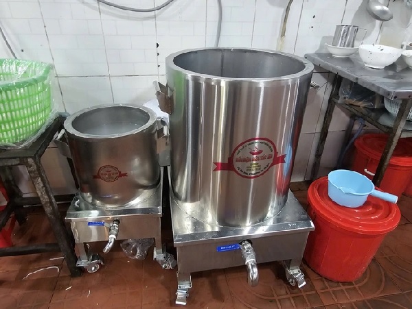 Từ quán cơm văn phòng đến cà phê lề đường đều than khó giữ giá bán như cũ 2